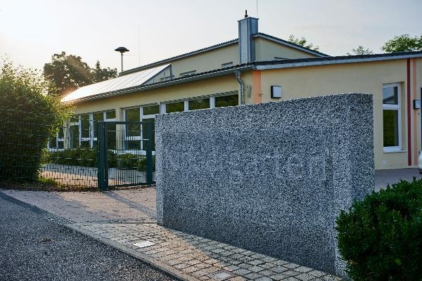 Kindergartegebäude Nachtigallenweg, vorne Steinschild mit dem Namen