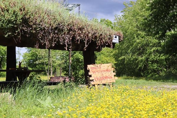 Schutzhütte der Naturgruppe Krabbenrain mit Blumenwiese