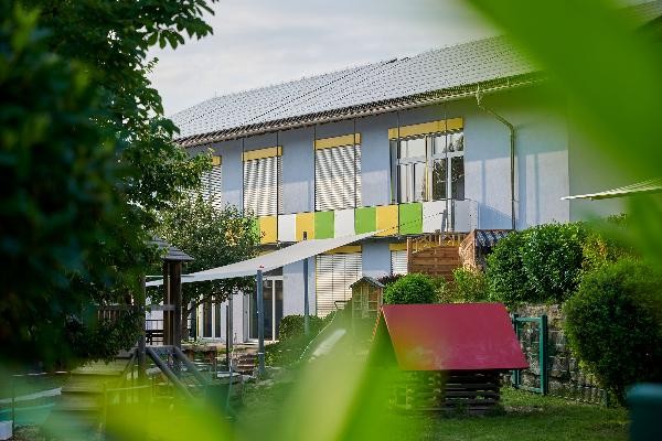 Gebäude der Kita Neusatz vom Garten aus