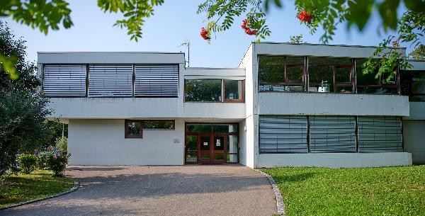 Grundschulgebäude mit dem Weg dorthin