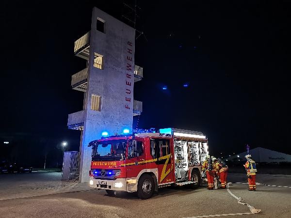Feuerwehrauto vor dem Löschtum in der Nacht
