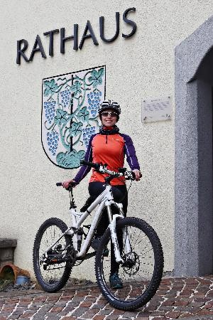 Radfahrbeauftragte Caroline Kanzler mit ihrem Fahrrad vor dem Rathaus